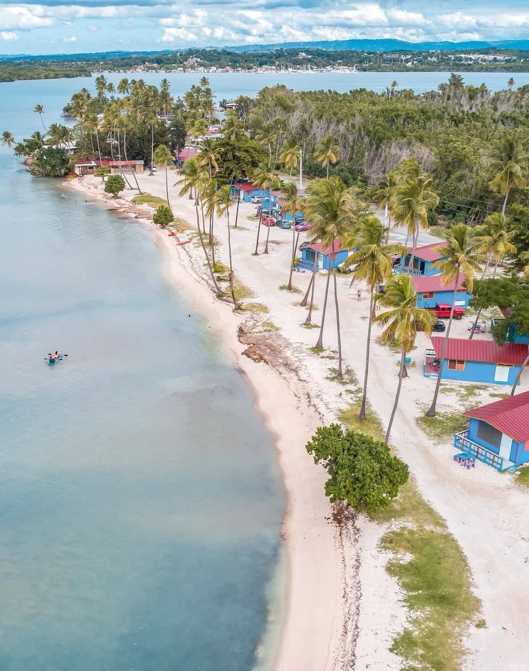 Vista lateral de las cabañas junto al mar