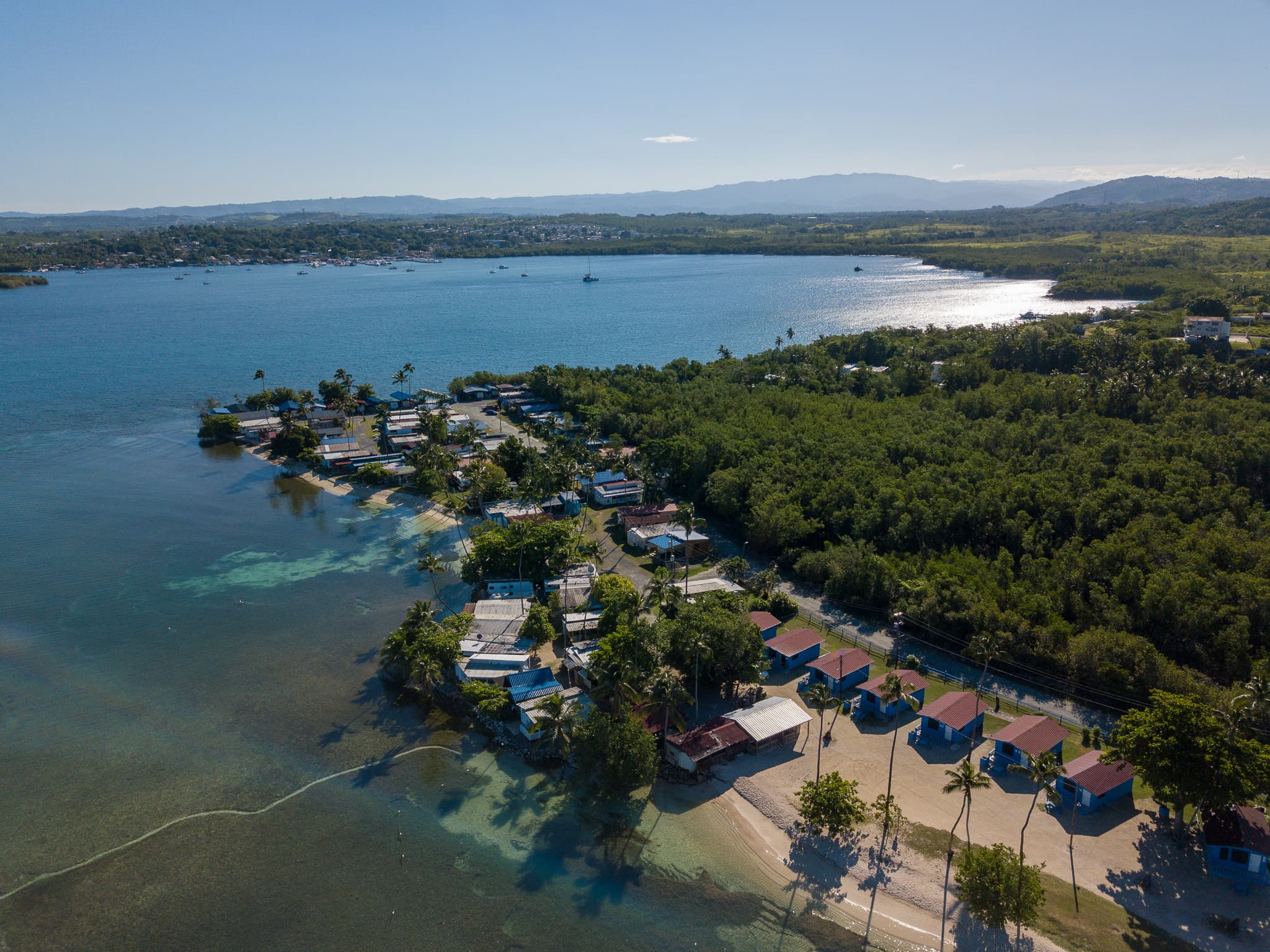 Vista aérea de Villa La Mela y la costa de Cabo Rojo, Puerto Rico